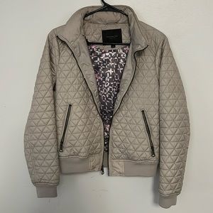 Marc New York women’s quilted bomber jacket. Size: S. Color: tan/cream
